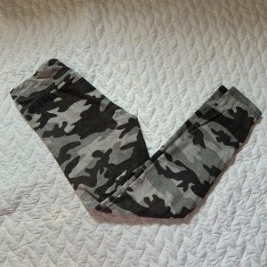 Super Soft Gray & Black Camo Print Leggings - NWOT - XL - Eye Candy